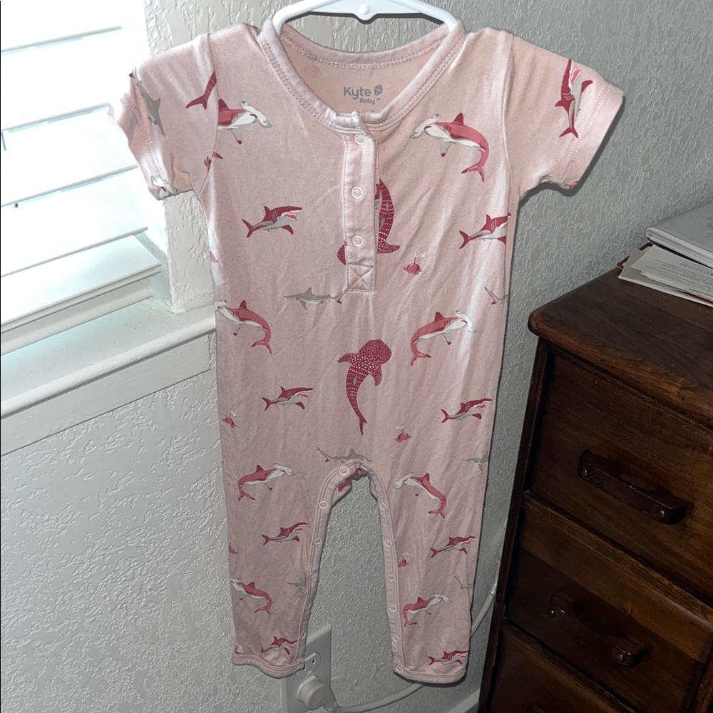 Kyte baby blush shark, short sleeve longall